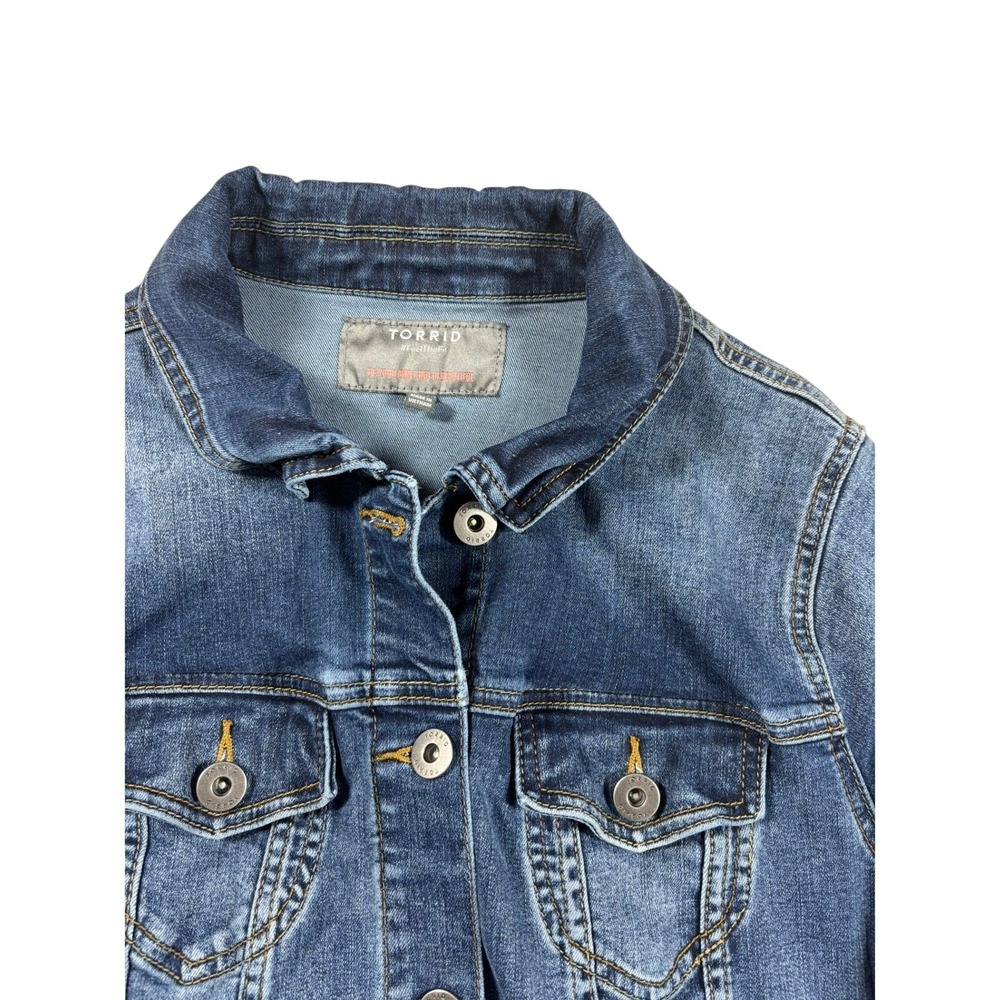 Torrid Womens Medium Wash Denim Trucker Jacket Size 1 Stretch Blue Jean Coat